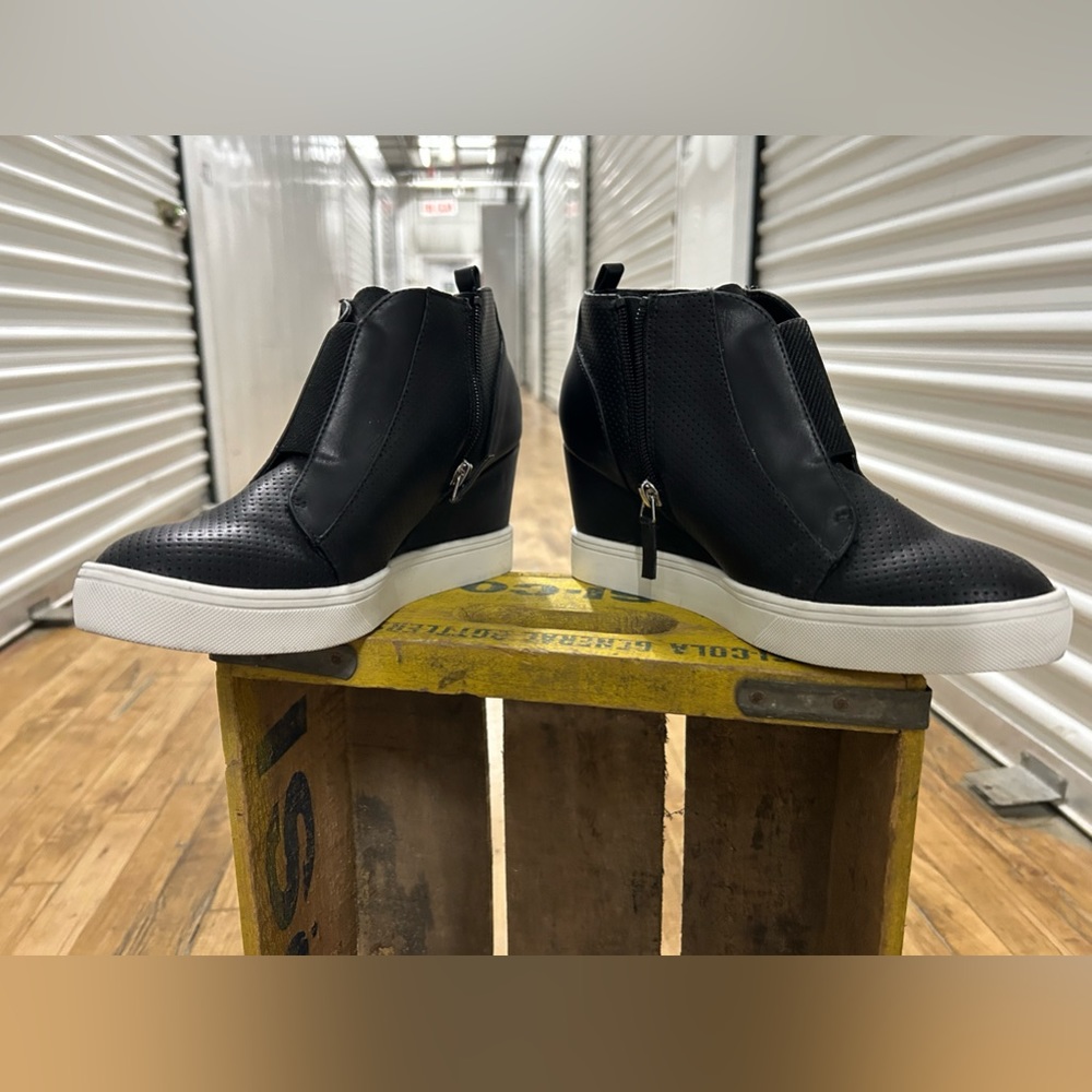 Dress casual gym shoe